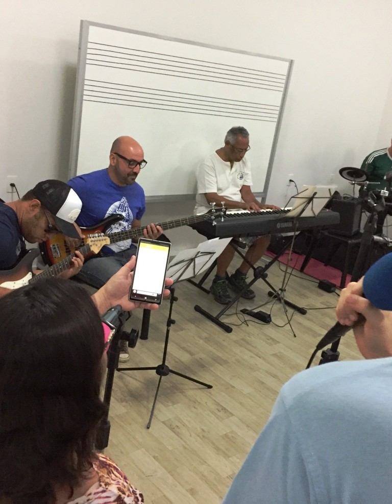 Alunos da escola praticando em conjunto