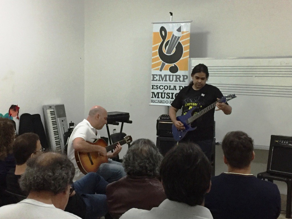 Tocando com os alunos